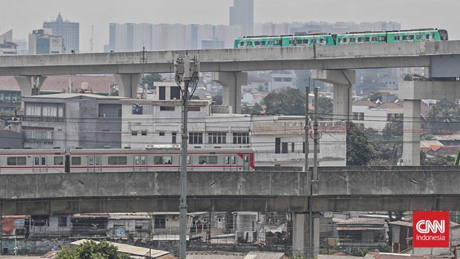 Sejumlah warga berjalan menuju TransJakarta di Terminal Manggarai, Jakarta, Senin (24/8). (CNN Indonesia/Febria Adha L)