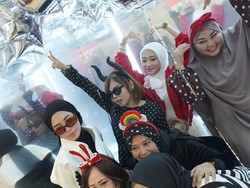 Menjajal Foto Kapsul Bandung: Dari Nuansa KRL hingga Santorini