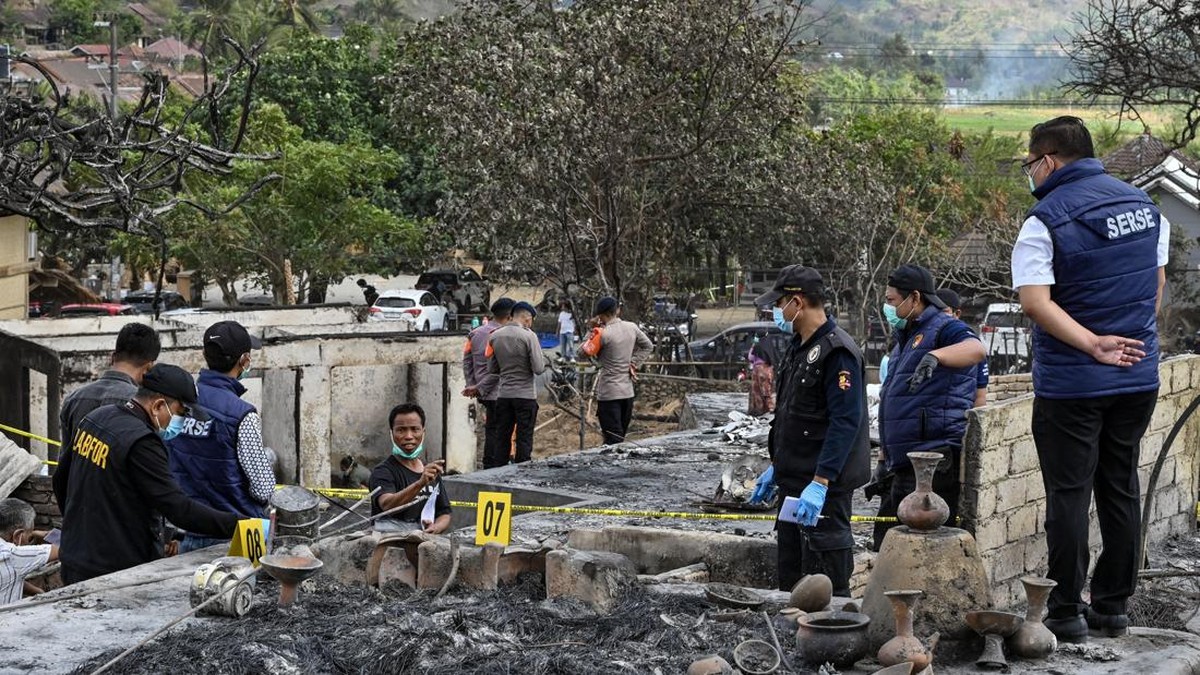 Personel Tim Laboratorium Forensik (Labfor) Polda Bali melakukan olah Tempat Kejadian Perkara (TKP) kebakaran Desa adat Sade, Rembitan, Kecamatan Pujut, Praya, Lombok Tengah, NTB, Senin (24/8/2026). Olah TKP dengan menyisir sebagian puing-puing bangu