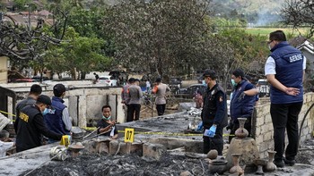 Personel Tim Laboratorium Forensik (Labfor) Polda Bali melakukan olah Tempat Kejadian Perkara (TKP) kebakaran Desa adat Sade, Rembitan, Kecamatan Pujut, Praya, Lombok Tengah, NTB, Senin (24/8/2026). Olah TKP dengan menyisir sebagian puing-puing bangu