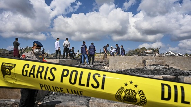 Personel Tim Laboratorium Forensik (Labfor) Polda Bali melakukan olah Tempat Kejadian Perkara (TKP) kebakaran Desa adat Sade, Rembitan, Kecamatan Pujut, Praya, Lombok Tengah, NTB, Senin (24/8/2026). Olah TKP dengan menyisir sebagian puing-puing bangu