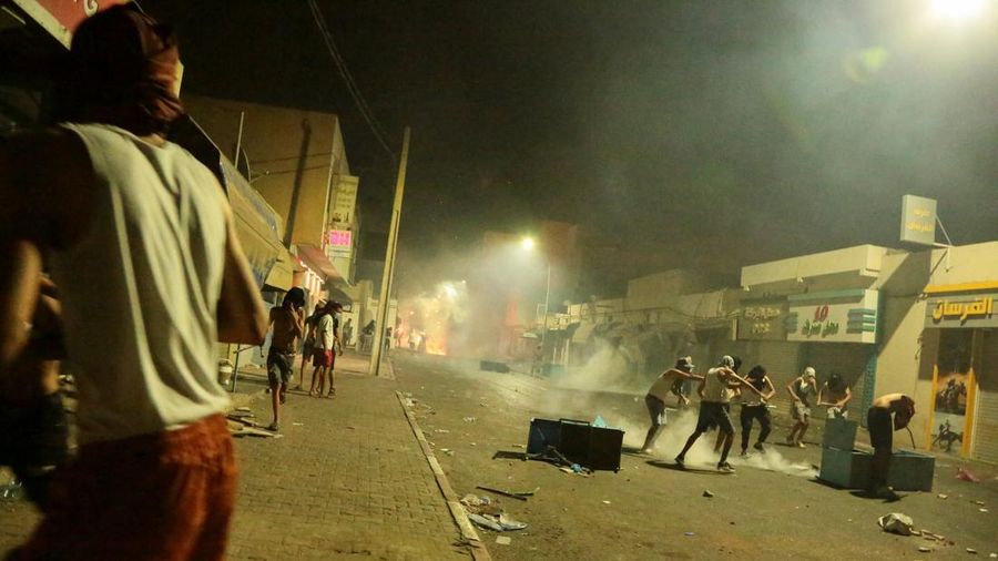 Para pengunjuk rasa bentrok dengan aparat keamanan dalam sebuah aksi protes menyusul tenggelamnya kapal migran yang menuju Italia, di Ben Guerdane, Tunisia, pada 23 Agustus 2026.