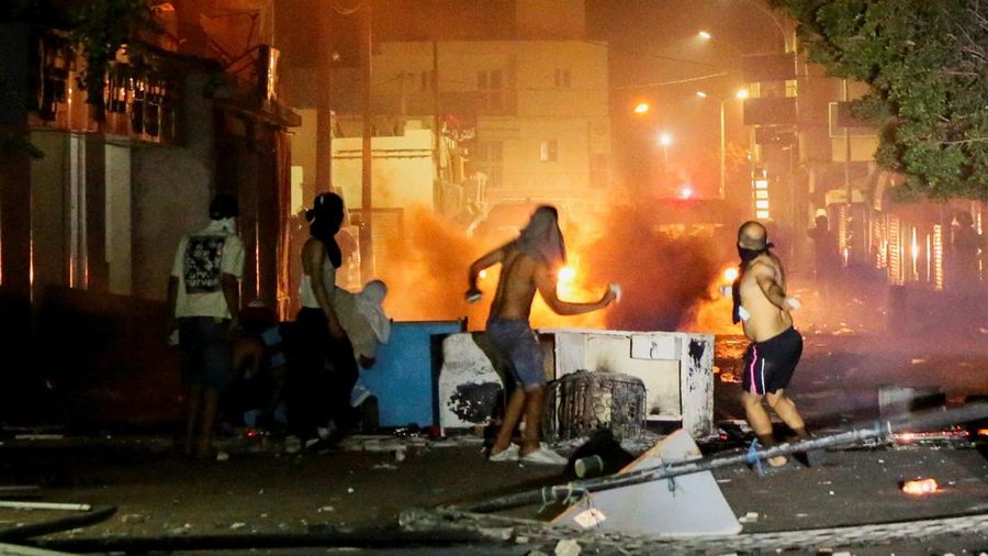 Para pengunjuk rasa bentrok dengan aparat keamanan dalam sebuah aksi protes menyusul tenggelamnya kapal migran yang menuju Italia, di Ben Guerdane, Tunisia, pada 23 Agustus 2026.