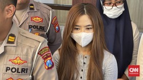 ENR (32), tersangka kasus tabrak lari maut di Dekat Gedung Negara Grahadi Surabaya, Minggu (23/8) dini hari, akhirnya buka suara. Ia mengakui secara terbuka bahwa dirinya mengemudikan mobil dalam pengaruh minuman keras usai menghadiri sebuah acara hi
