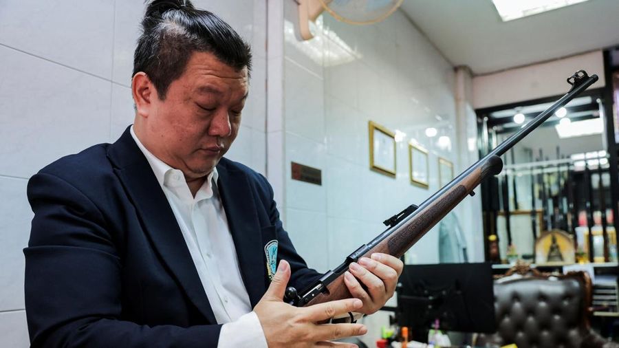 Pemerintah Thailand memperketat patokan kepemilikan senjata api bagi penduduk sipil setelah penembakan massal nan menewaskan sembilan orang, termasuk pelaku. Kebijakan tersebut ditetapkan, Selasa (11/8/2026) untuk memperkuat keamanan di ruang publik. (R