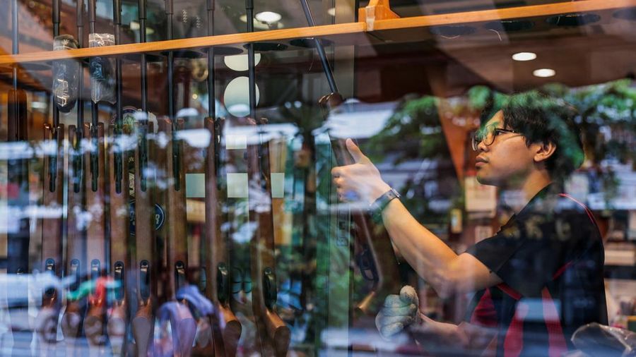 Pemerintah Thailand memperketat patokan kepemilikan senjata api bagi penduduk sipil setelah penembakan massal nan menewaskan sembilan orang, termasuk pelaku. Kebijakan tersebut ditetapkan, Selasa (11/8/2026) untuk memperkuat keamanan di ruang publik. (R