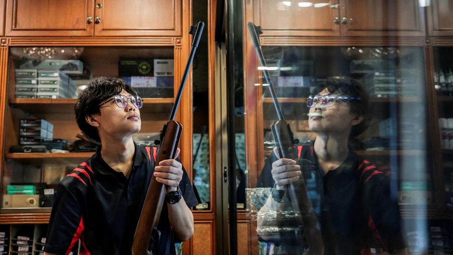 Pemerintah Thailand memperketat patokan kepemilikan senjata api bagi penduduk sipil setelah penembakan massal nan menewaskan sembilan orang, termasuk pelaku. Kebijakan tersebut ditetapkan, Selasa (11/8/2026) untuk memperkuat keamanan di ruang publik. (R