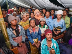 Serahkan Bantuan, Khofifah Beri Atensi Pendampingan Korban Gempa NTT