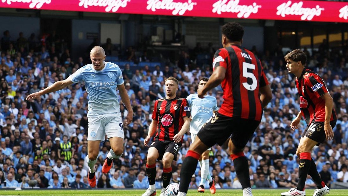Soccer Football - Premier League - Manchester City v AFC Bournemouth - Etihad Stadium, Manchester, Britain - August 23, 2026 Manchester City's Erling Haaland in action with AFC Bournemouth's Adrien Truffert and teammates. Action Images via Reuters/Ja