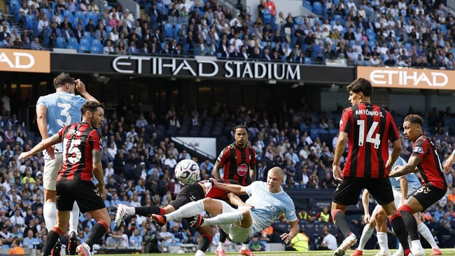 Soccer Football - Premier League - Manchester City v AFC Bournemouth - Etihad Stadium, Manchester, Britain - August 23, 2026 Manchester City's Erling Haaland in action with AFC Bournemouth's James Hill. Action Images via Reuters/Jason Cairnduff