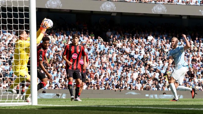 Soccer Football - Premier League - Manchester City v AFC Bournemouth - Etihad Stadium, Manchester, Britain - August 23, 2026 AFC Bournemouth's Djordje Petrovic saves a shot on goal by Manchester City's Erling Haaland. REUTERS/Chris Radburn
