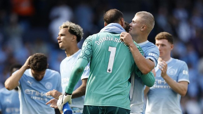 Soccer Football - Premier League - Manchester City v AFC Bournemouth - Etihad Stadium, Manchester, Britain - August 23, 2026 Manchester City's Gianluigi Donnarumma and Erling Haaland celebrate after the match. Action Images via Reuters/Jason Cairnduf