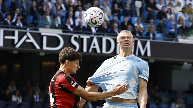 Soccer Football - Premier League - Manchester City v AFC Bournemouth - Etihad Stadium, Manchester, Britain - August 23, 2026 Manchester City's Erling Haaland heads at goal. Action Images via Reuters/Jason Cairnduff