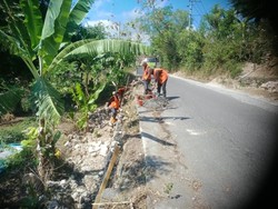 Jalan ke Pantai Kelingking Nusa Penida Dipoles Jelang Penerapan Retribusi DTW