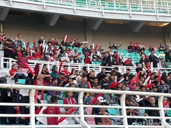 Ribuan Penonton Padati Tribun Stadion GBT Jelang Final Soekarno Cup 2026
