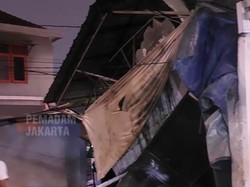 Rumah Ambruk di Jaksel, Ibu dan 2 Anaknya Tertimpa Reruntuhan