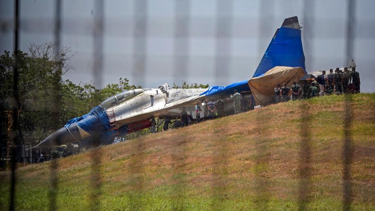 Sejumlah petugas gabungan melakukan evakuasi terhadap pesawat tempur Sukhoi di landasan pacu Bandara Internasional Sultan Hasanuddin, Kabupaten Maros, Sulawesi Selatan, Senin (24/8/2026). Pesawat tempur Sukhoi milik TNI Angkatan Udara tersebut tergel