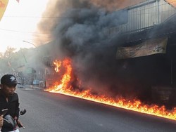 Pom Mini Warung Madura di Semarang Terbakar gegara Rokok, Motor Ikut Hangus