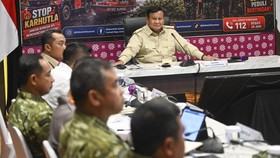 Presiden Prabowo Subianto (tengah) memimpin rapat terkait karhutla di Bandar Udara Internasional Sultan Mahmud Badaruddin II, Sumatera Selatanm Palembang, Senin (24/8/2026). Kunjungan kerja Presiden tersebut merupakan bagian dari peninjauan penangana