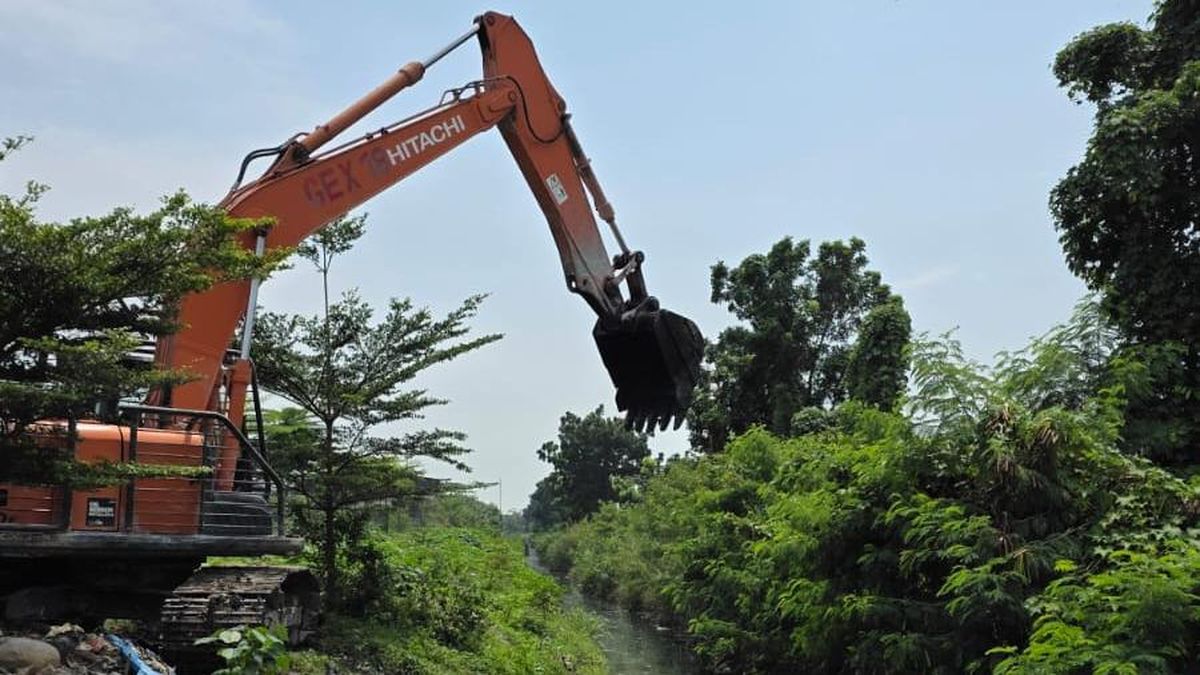 PT KIM Normalisasi Parit Dusun 15 Pematang Johar Pascakebakaran