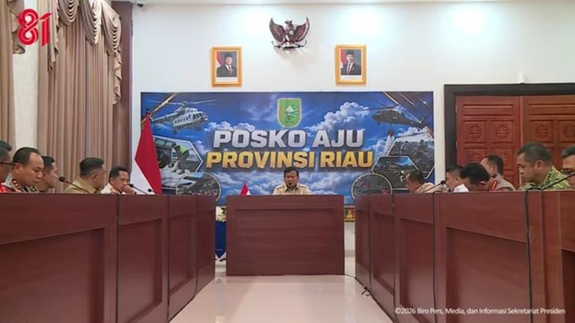 Mendagri Tito Karnavian saat mengikuti  rapat Internal Karhutla bersama Presiden Prabowo Subianto di Posko Aju, Kota Pekanbaru, Riau, Senin (24/8/2026).