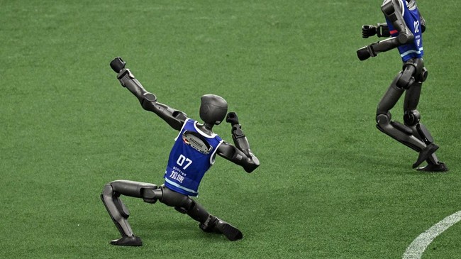 Beijing menggelar World Humanoid Robot Games, menampilkan robot yang berlari, melompat, hingga bermain sepak bola dan meniru selebrasi Ronaldo.