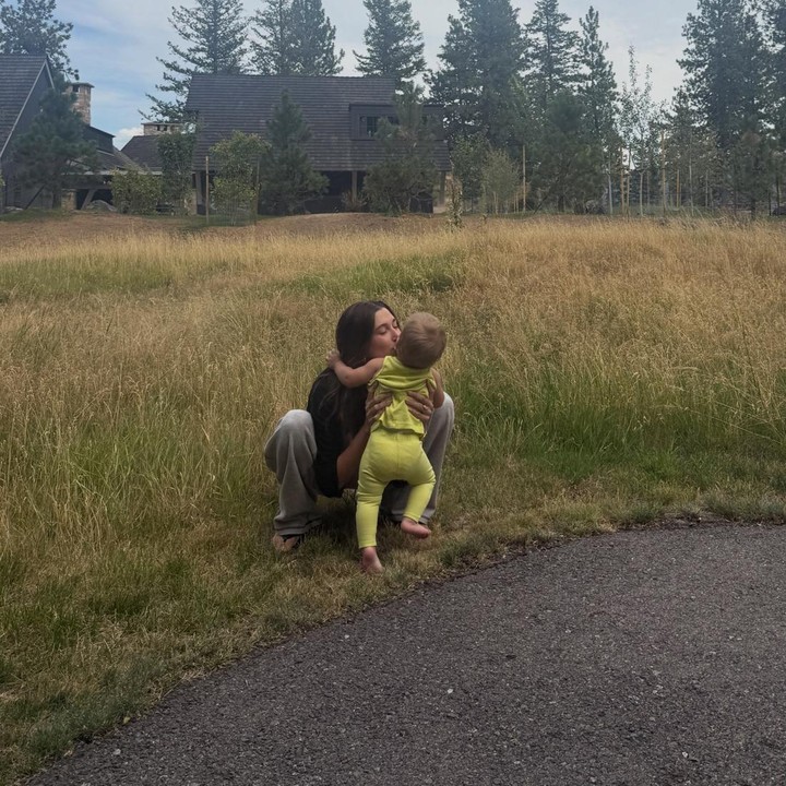 <p>Pada postingan yang sama, Hailey membagikan momen saat mengajak Jack eksplore alam. Nampak Jack dalam dekapannya di sebuah padang rumput, yang dikelilingi pohon pinus. Kedekatan ibu dan anak ini, ikut mencuri perhatian penggemarnya. "He's growing up so fast," tulis salah satu netrizen di kolom komentar. (Foto: Instagram @haileybieber)</p>
