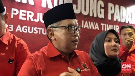 Sekjen PDIP Hasto Kristiyanto di Surabaya, Minggu (23/8). (CNNIndonesia/Farid)