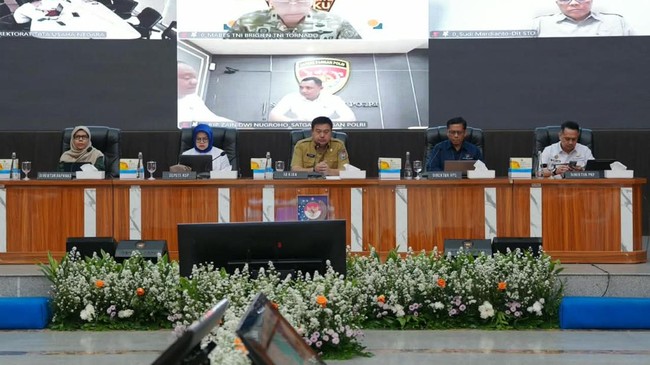 Sekretaris Jenderal (Sekjen) Kementerian Dalam Negeri (Kemendagri) saat memimpin Rapat Koordinasi (Rakor) Pengendalian Inflasi di Gedung Sasana Bhakti Praja (SBP), Kantor Pusat Kemendagri, Jakarta, Senin (24/8/2026).