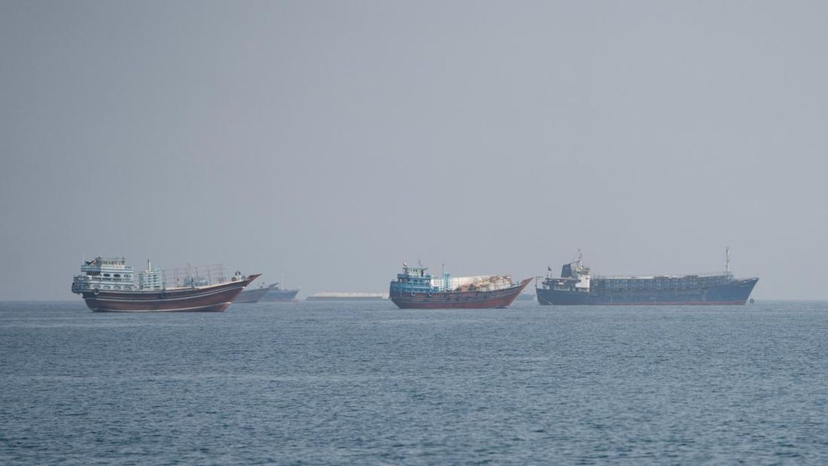 6 Bulan Perang Iran: Lalu Lintas Selat Hormuz Anjlok, Pelaut Telantar