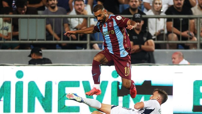 Soccer Football - Super Lig - Kasimpasa v Trabzonspor - Recep Tayyip Erdogan Stadium, Istanbul, Turkey - August 15, 2026 Trabzonspor's Mohamed Salah in action with Kasimpasa's Andri Baldursson REUTERS/Umit Bektas