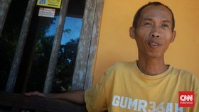Timbul, sopir betor dari Kulon Progo, terkejut masuk desil 9 DTSEN. Ia berjuang mencari keringanan biaya kuliah anaknya dan berharap bantuan pemerintah.
