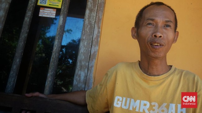 Timbul, sopir betor dari Kulon Progo, terkejut masuk desil 9 DTSEN. Ia berjuang mencari keringanan biaya kuliah anaknya dan berharap bantuan pemerintah.