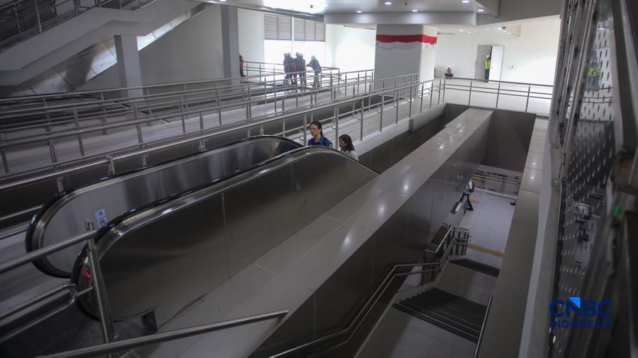 Suasana jelang beroperasinya Stasiun LRT Jakarta Manggarai, di Jakarta Senin (24/8/2026). (CNBC Indonesia/Faisal Rahman)