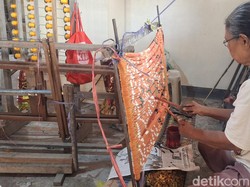 Tenun Seroja Bertahan dengan 6 Perajin Lansia