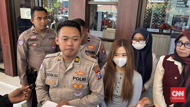 Polrestabes Surabaya resmi menjerat ENR (32), tersangka kasus tabrak lari maut di pusat kota Surabaya, dengan pasal berlapis. Ia terancam hukuman maksimal enam tahun penjara setelah terbukti mengemudikan mobil dalam pengaruh minuman keras hingga mene