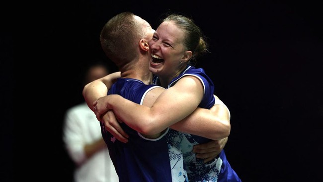 Badminton - BWF World Championships - Indira Gandhi Indoor Stadium, New Delhi, India - August 23, 2026 France's Thom Gicquel and Delphine Delrue hug as they celebrate winning the mixed doubles final against China's Feng Yan Zhe and Huang Dong Ping RE