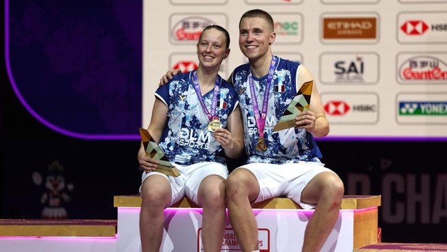 Badminton - BWF World Championships - Indira Gandhi Indoor Stadium, New Delhi, India - August 23, 2026 France's Thom Gicquel and Delphine Delrue pose with their medals and trophies after winning the mixed doubles final against China's Feng Yan Zhe an