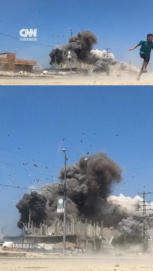 Serangan udara Israel terhadap sebuah bangunan menyebabkan ledakan di Zawayda, Gaza pada Minggu (23/8).