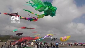 Layang-layang dengan beragam bentuk seperti naga dan ikan menghiasi Pantai Parangkusumo, Yogyakarta pada Minggu (23/8).