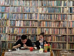 Mie Sop Amanda, Tempat Makan Vintage di Toko Buku Lawas