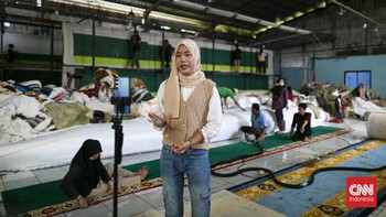 Pekerja membuat costum karpet di pabrik yang berlokasi di Bekasi. (CNN Indonesia/ Hesti Rika)