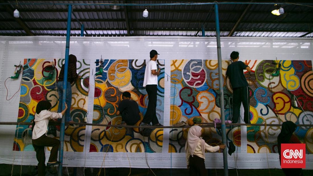 Pekerja membuat costum karpet di pabrik yang berlokasi di Bekasi. (CNN Indonesia/ Hesti Rika)