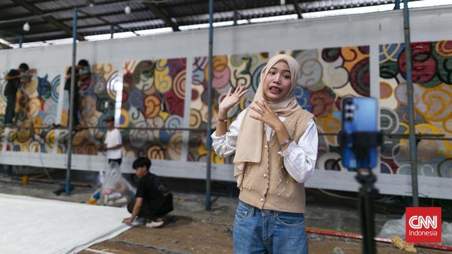 Pekerja membuat costum karpet di pabrik yang berlokasi di Bekasi. (CNN Indonesia/ Hesti Rika)