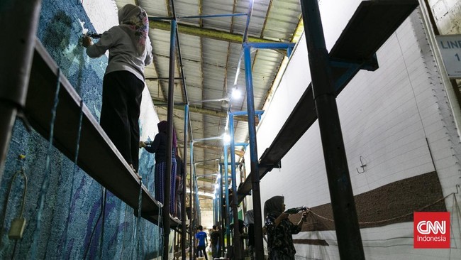 Pekerja membuat costum karpet di pabrik yang berlokasi di Bekasi. (CNN Indonesia/ Hesti Rika)