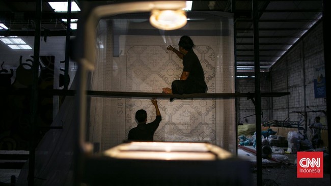 Pekerja membuat costum karpet di pabrik yang berlokasi di Bekasi. (CNN Indonesia/ Hesti Rika)