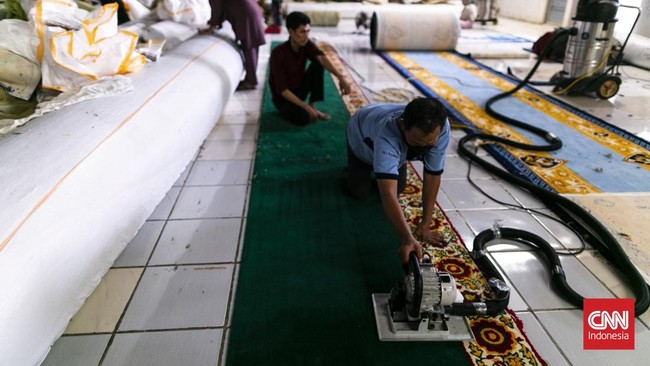 Pekerja membuat costum karpet di pabrik yang berlokasi di Bekasi. (CNN Indonesia/ Hesti Rika)