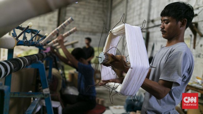 Pekerja membuat costum karpet di pabrik yang berlokasi di Bekasi. (CNN Indonesia/ Hesti Rika)