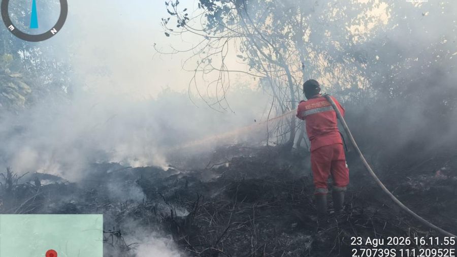 Upaya pemadaman karhutla oleh satgas darat di wilayah Kalimantan Tengah, Minggu (23/8). (Dok. Daops Manggala Agni Kalimantan III)