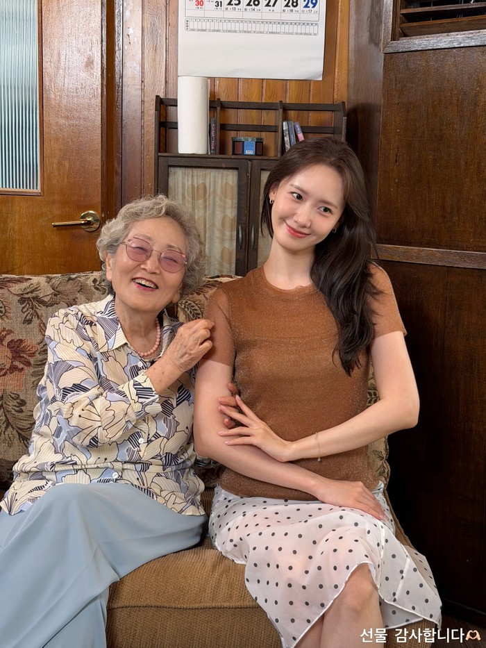 Kim Young Ok menghadiahkan Yoona sepotong blouse cantik bewarna cokelat yang memberikan kesan mahal melalui kilau elegan pada kain ringannya. YoonA bahkan langsung mengenakan baju pemberian sang nenek di acara./ Foto: instagram.com/yoona_lim